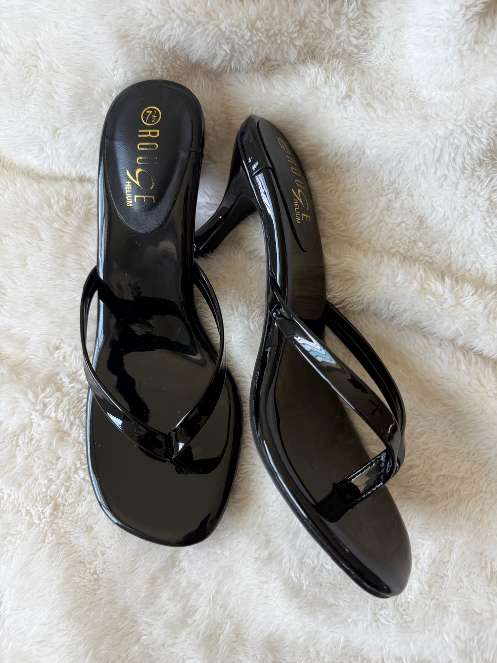 Glossy Black Patent Thong Sandals for Women - Picture 5 of 7